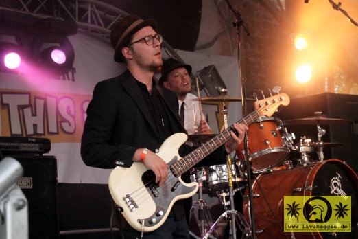 Babylove and The Van Dangos (DK) 16. This Is Ska Festival - Wasserburg, Rosslau 23. Juni 2012 (31).JPG